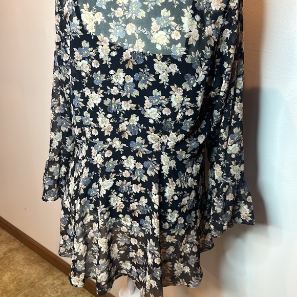 NWT beautiful flowing blouse - Picture 5 of 9